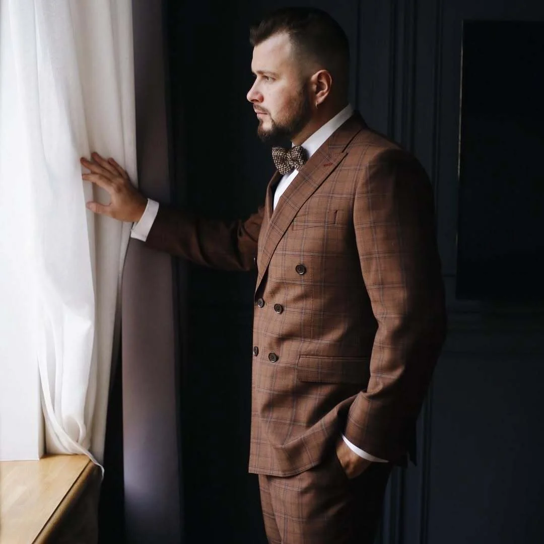 Павел Хлебников с микрофоном, портрет у окна